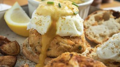 Crab cake benedict